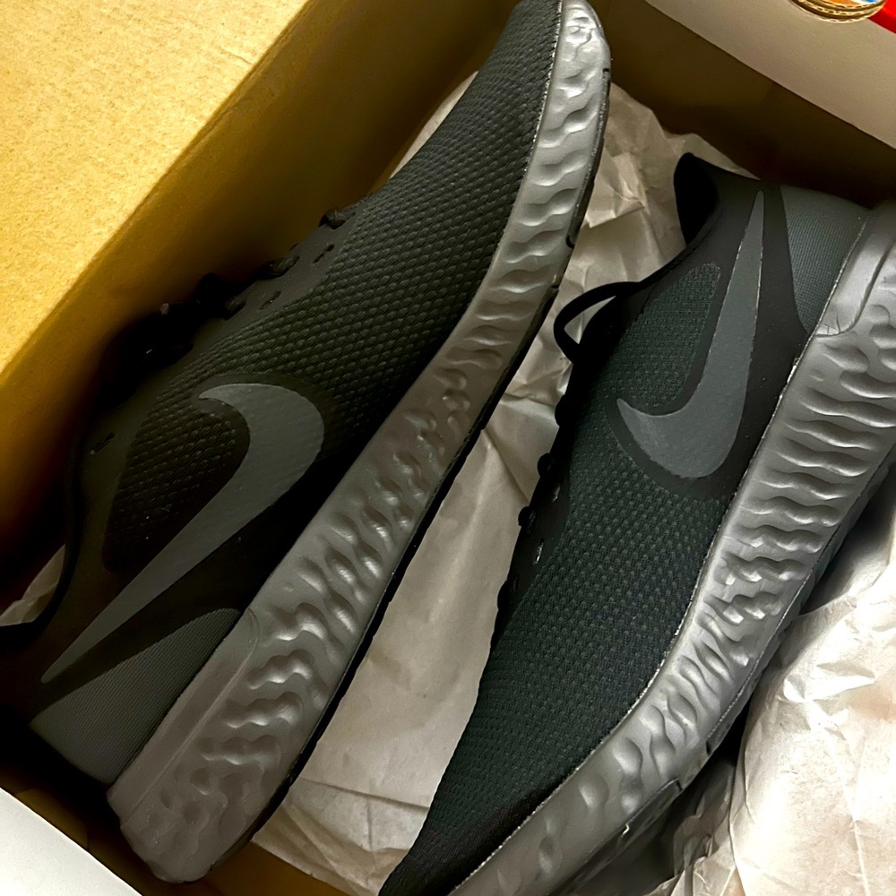 Black Nike Revolution 5 size 10